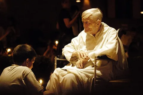Frère Roger während eines Gebets in Taizé; Copyright: João Pedro Gonçalves, Wikipedia Frère Roger während eines Gebets in Taizé; Copyright: João Pedro Gonçalves, Wikipedia